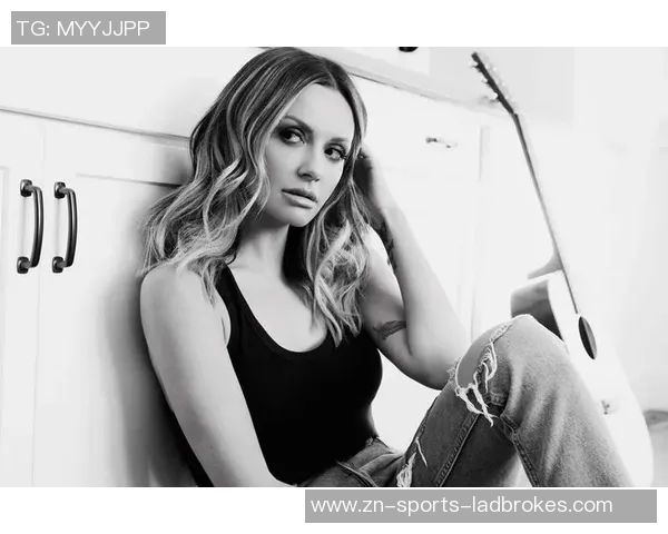 女主持调侃皮尔斯网友热议扑倒事件皮尔斯回应我们是搭档我有女友